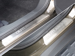 Mitsubishi Outlander 2015 Накладки на пороги (лист шлифованный надписью  OUTLANDER)